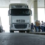 Daşkəsəndə iri qaya parçaları yolu bağlayıb